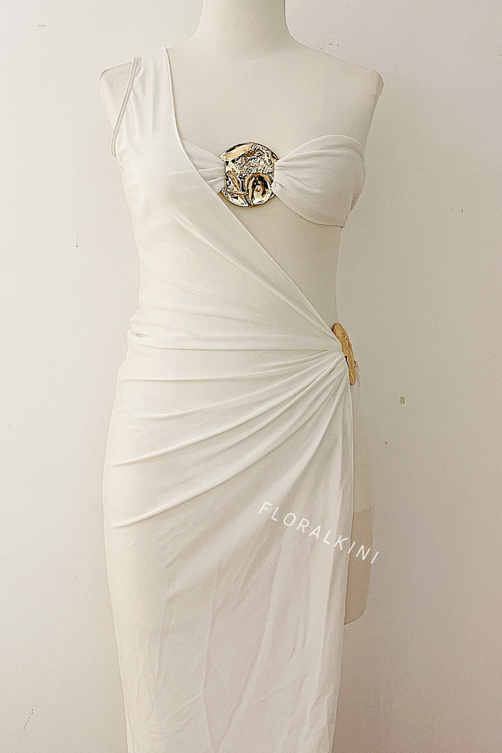 Metal Oyster Decored Bandeau High Leg Bikini Set With Asymmetrical Sarong