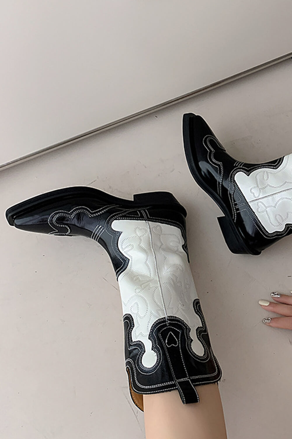Black And White Embroidered Western Cowboy Pointed-Toe Mid-Calf Boots